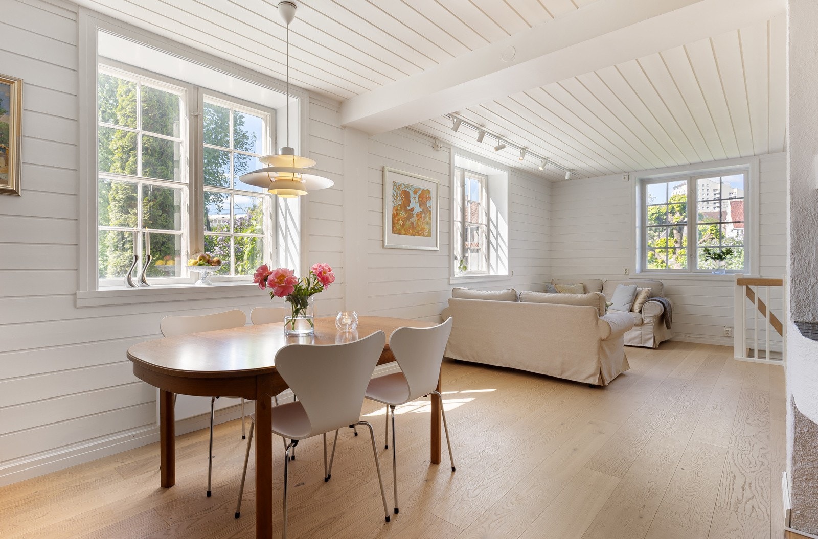 Lys og romslig stue - lysinnslipp fra tre sider Galleribilde