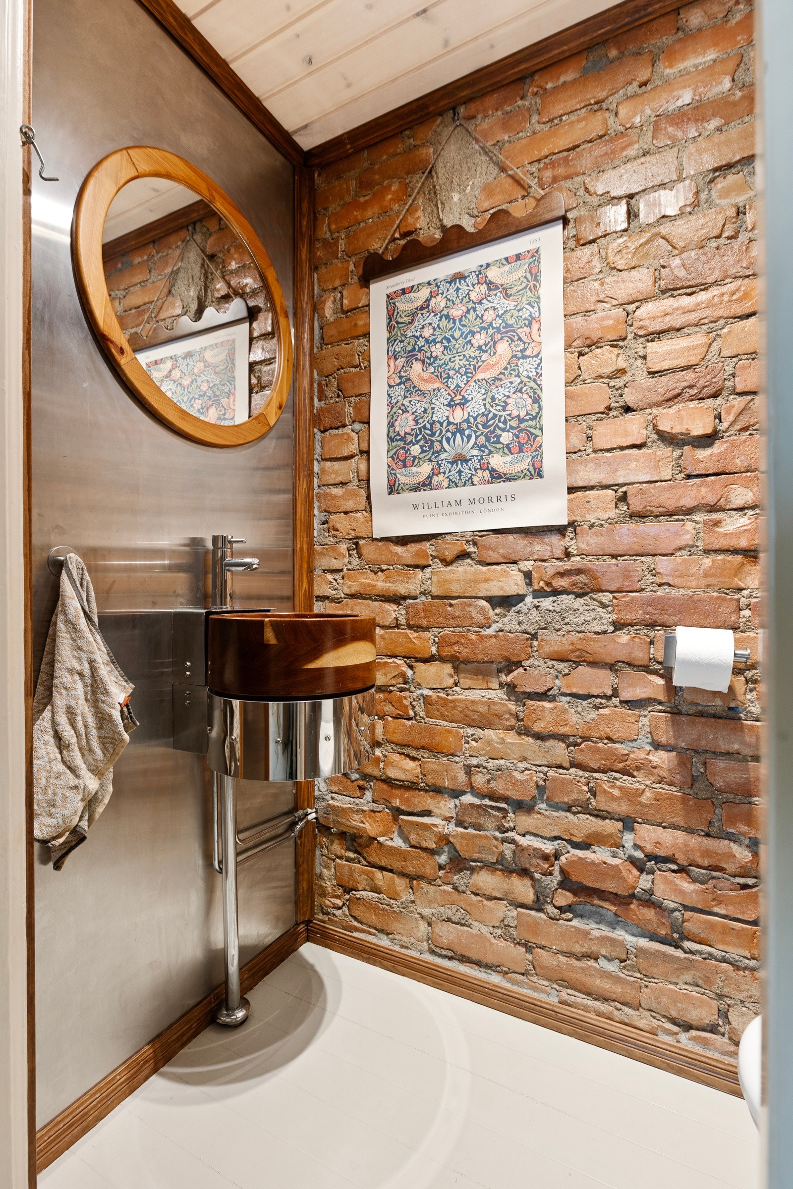 Fra entréen er det adkomst til praktisk gjestetoalett Galleribilde