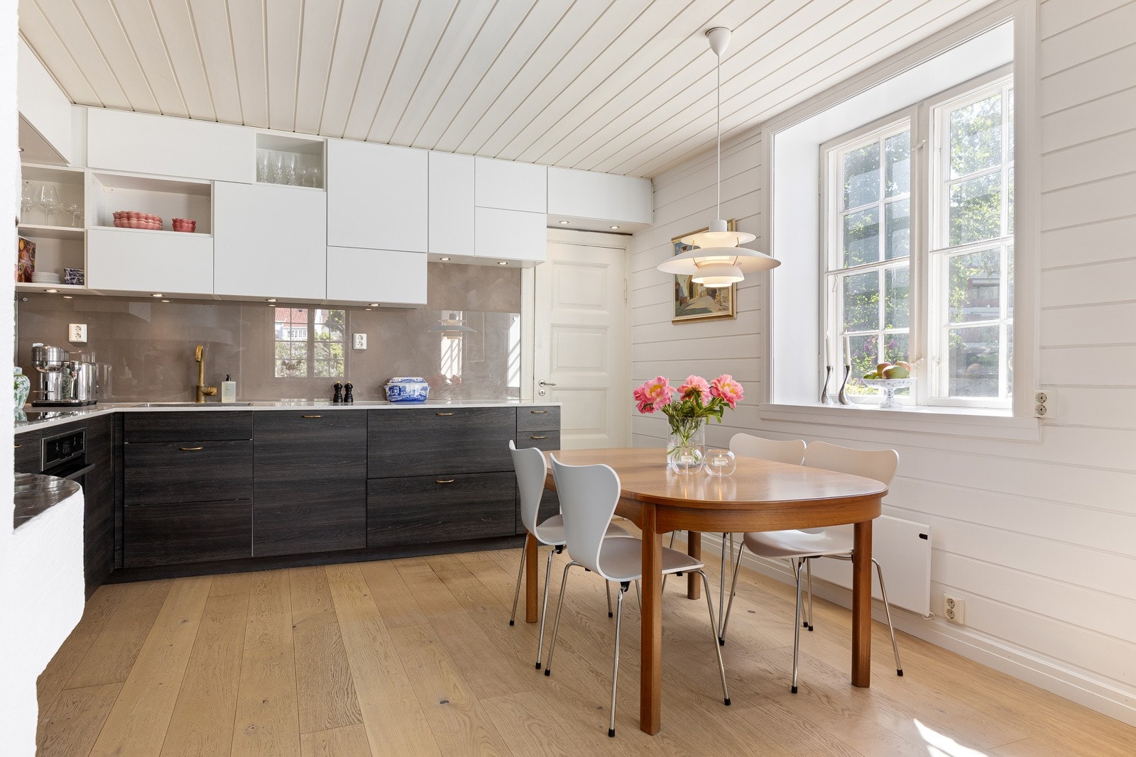 Lekkert spisekjøkken fra 2019 med peis Galleribilde