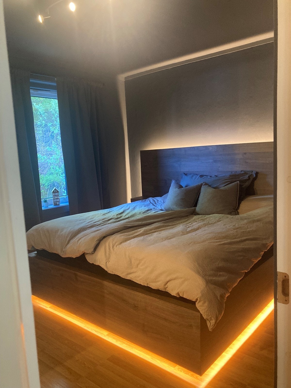 Soverommet har dobbeltseng og romslig garderobe Galleribilde