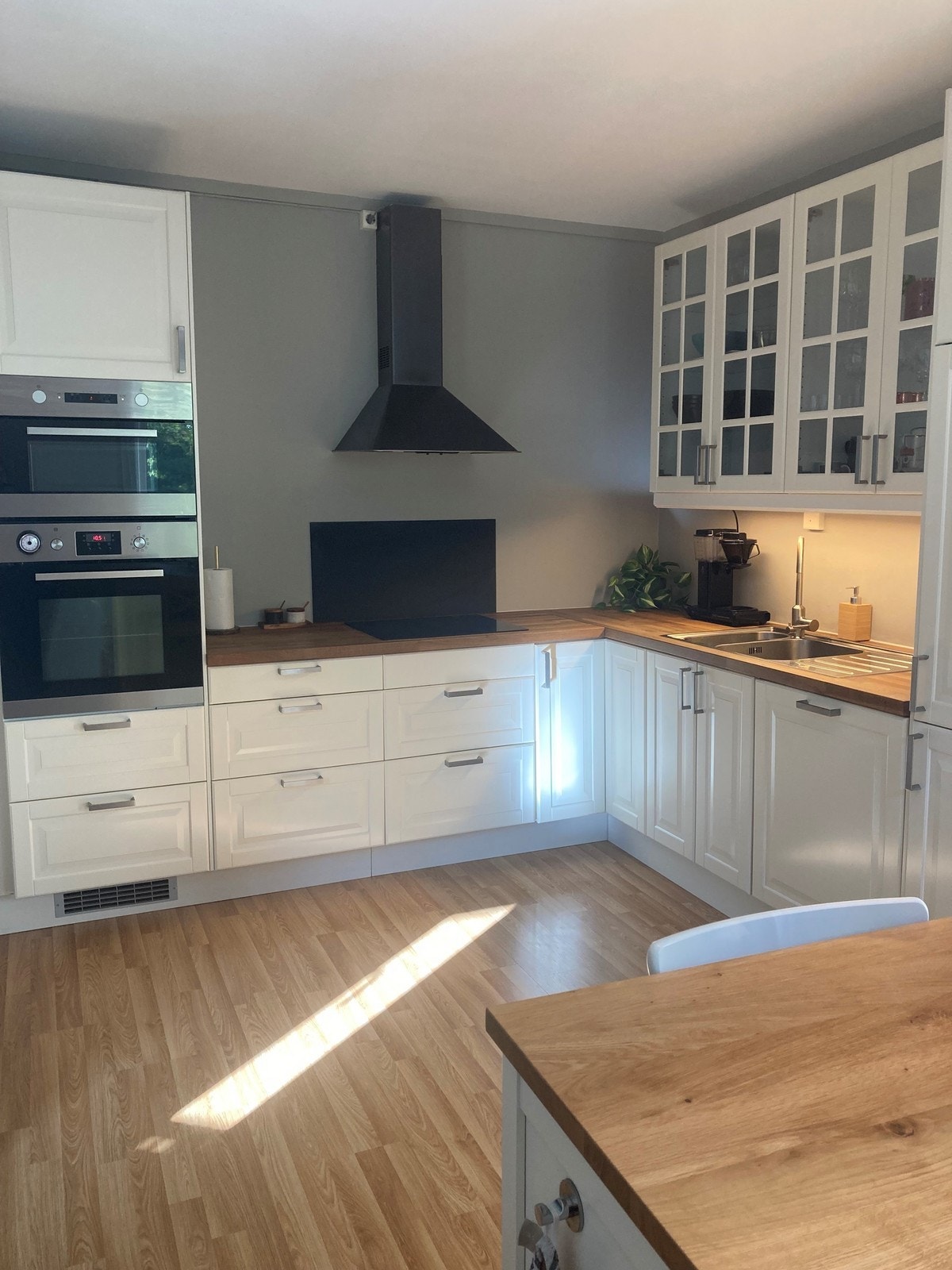 Kjøkkenet fremstår moderne og har alle hvitevarer. Galleribilde