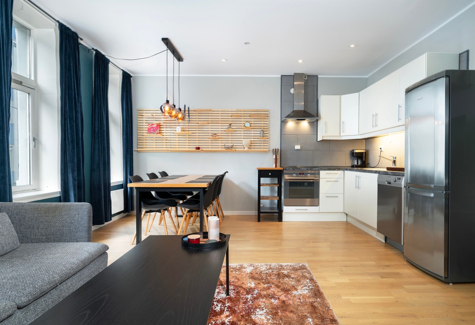 Stuen har en sosial, åpen løsning mot kjøkkenet. Galleribilde