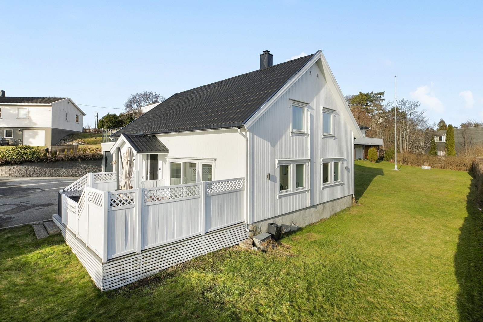 I fra terrassen er det også direkte nedgang til hageområdet Galleribilde