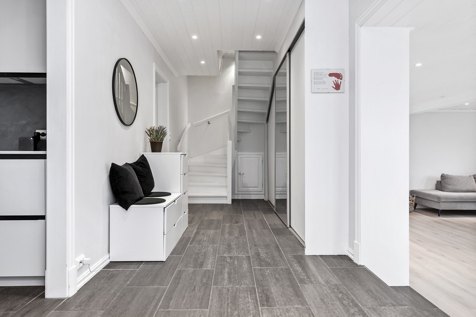 Mellomgang med trappegang til 2. etasje - det er skyvedørsgarderobe for praktisk oppbevaring også her Galleribilde