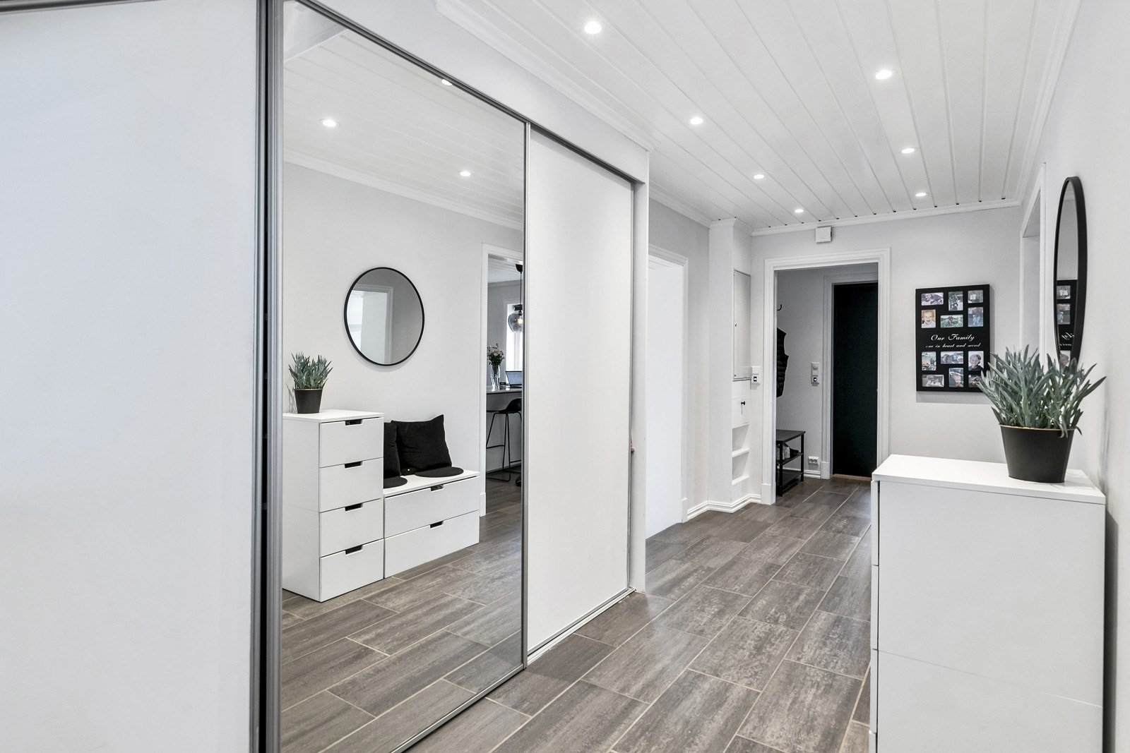 Det er skyvedørsgarderobe for praktisk oppbevaring i mellomgangen Galleribilde