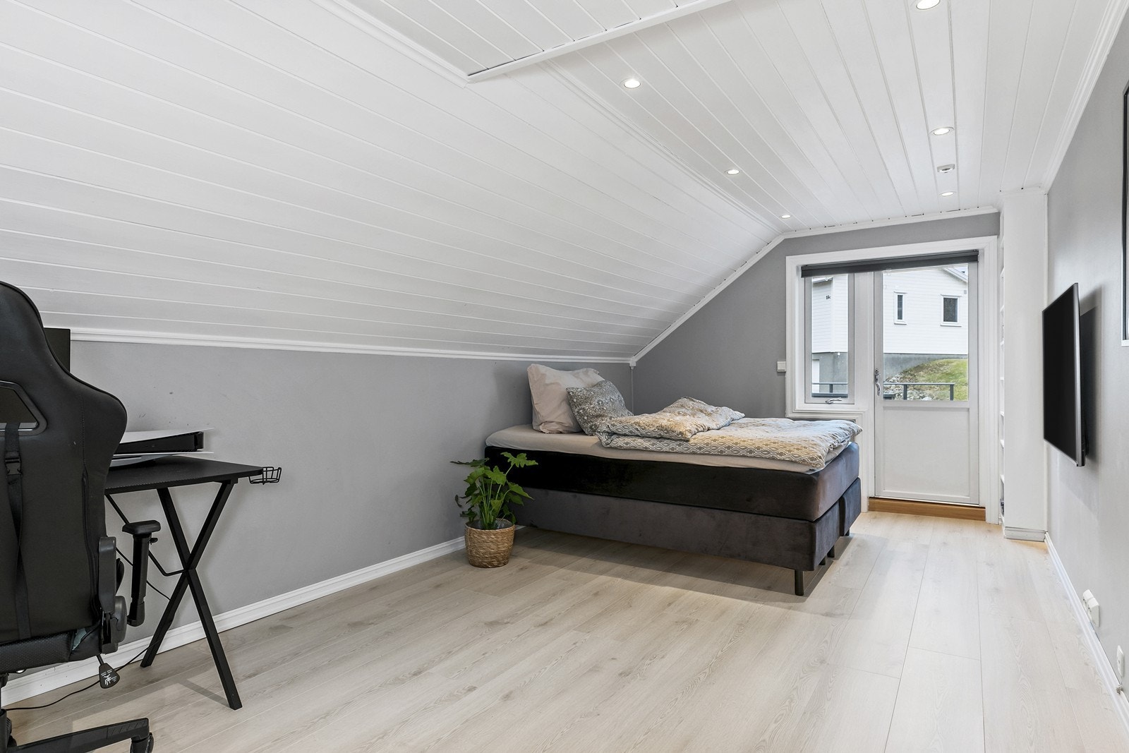 Soverom 2 er også stort og har god plass til dobbeltseng - her er det også egen utgang til takterrassen Galleribilde