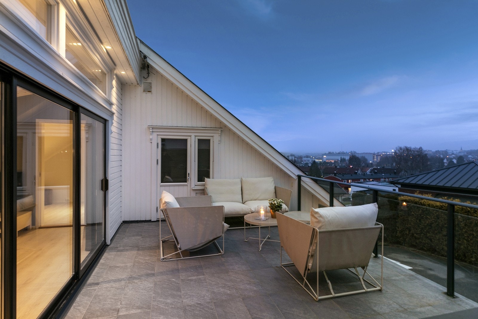 Takterrassen har flislagt gulv Galleribilde