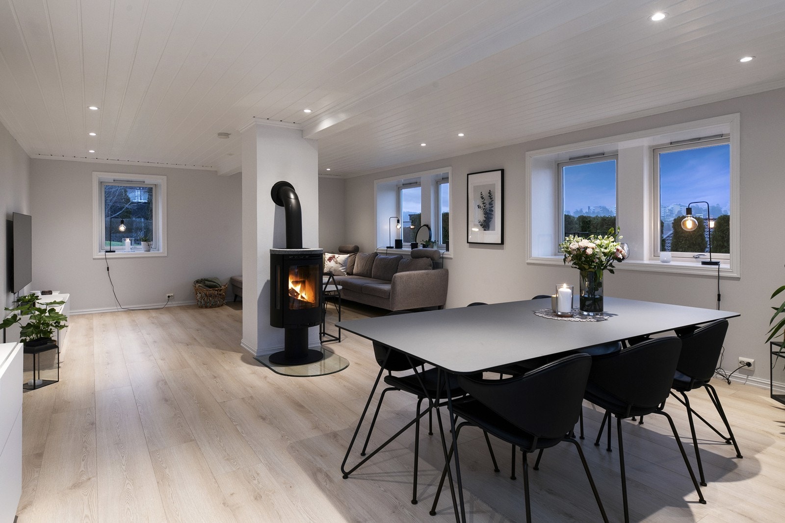 Lys og luftig stue - med downlights i taket Galleribilde