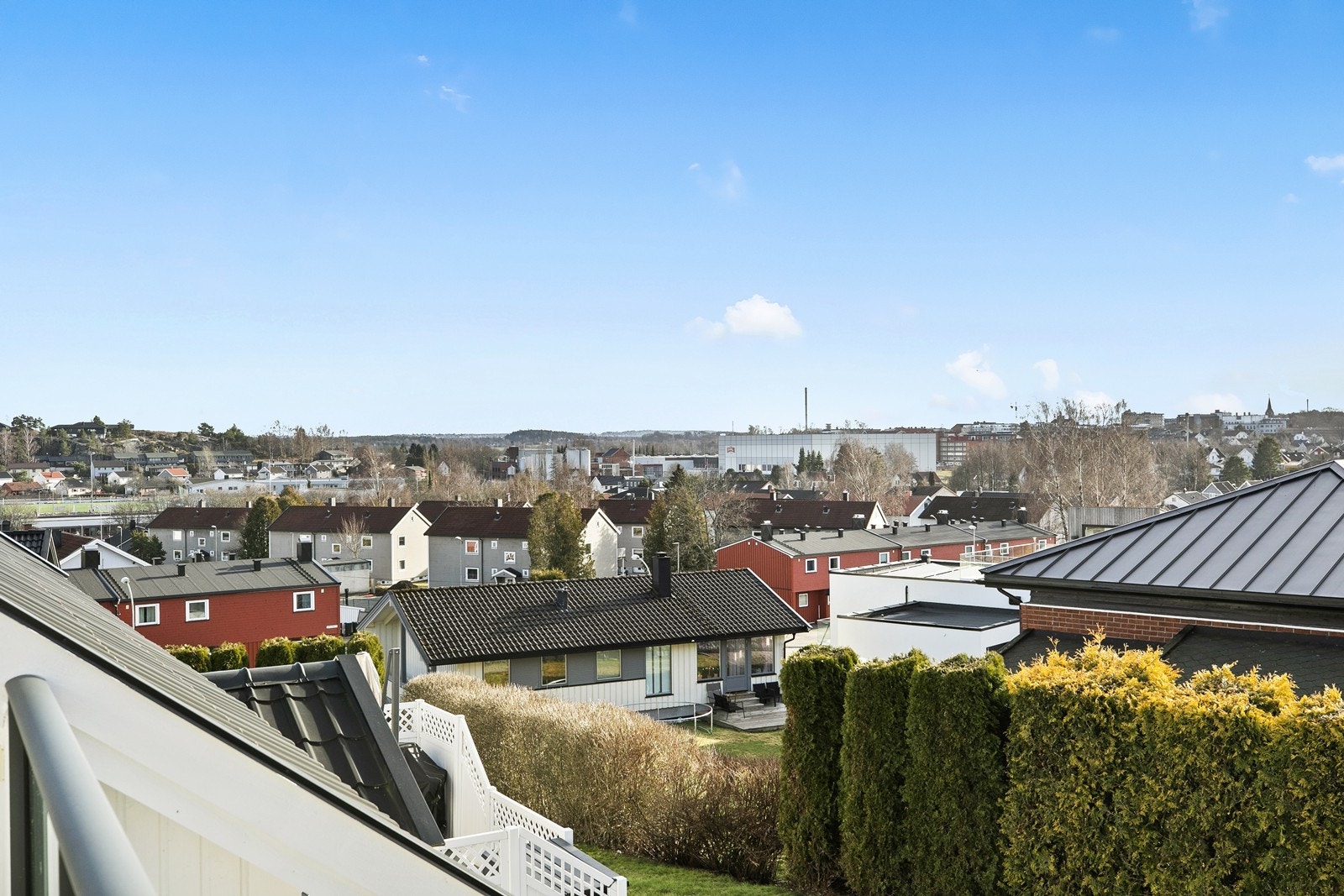 Utsikt over Kurland og mot byen i fra takterrassen Galleribilde
