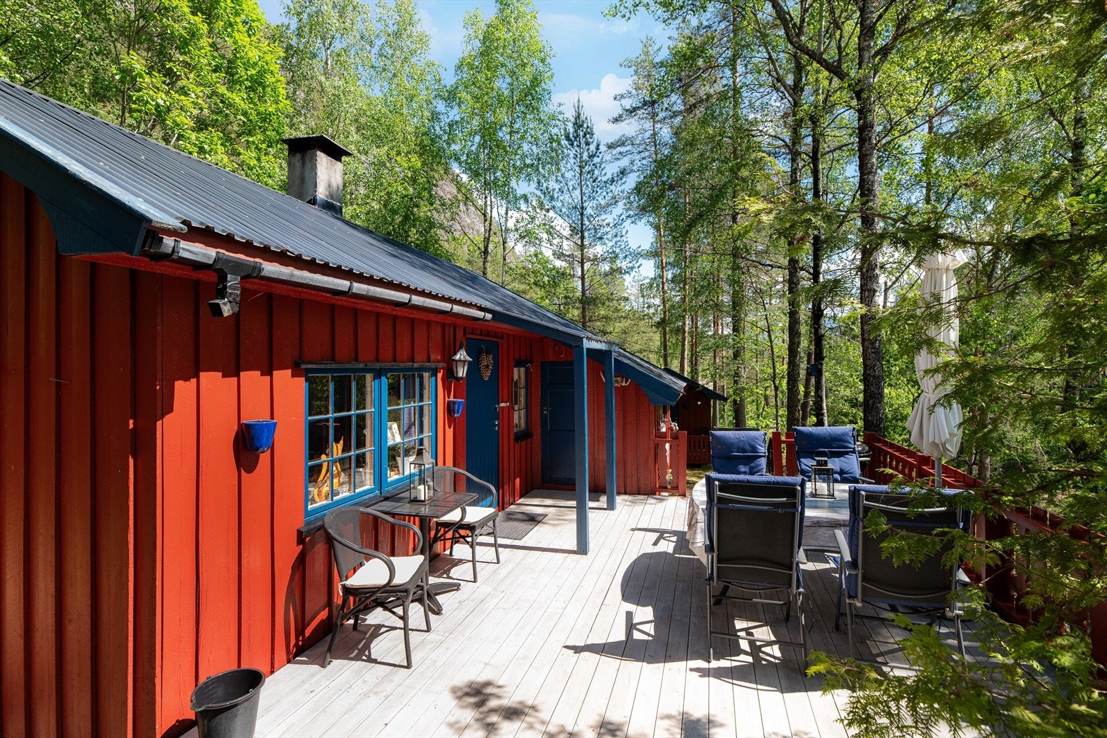 Et sjarmerende og fint hyttetun med hytte på ca. 39 kvm oppført i ca. 1982 i følge eier. I tillegg er det oppført et anneks/bod i ca. 2005, og en frittliggende bod på eiendommen. Galleribilde