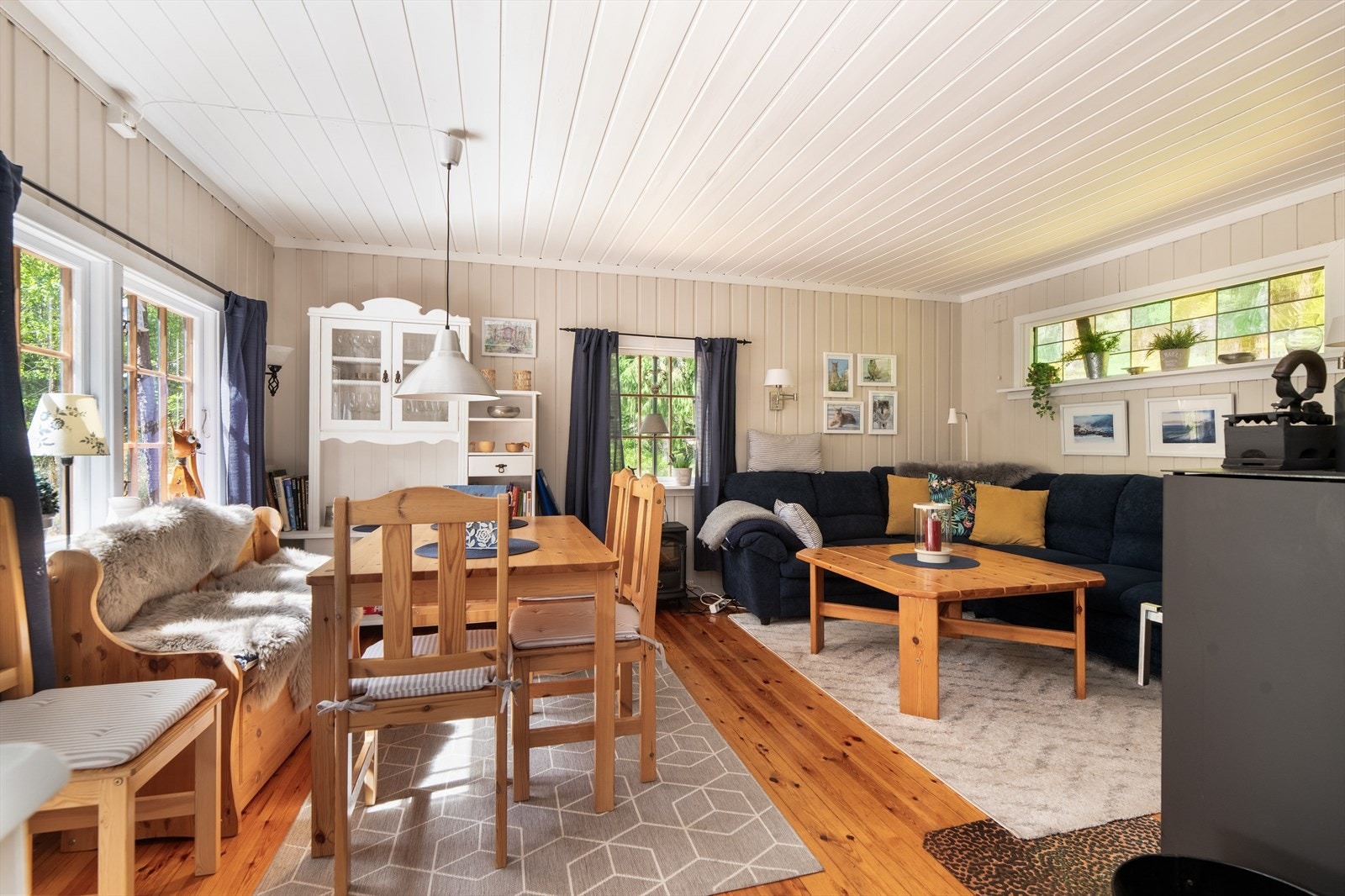 De fleste innvendige overflater er fra oppføringstidspunktet, men er malt opp i lyse, svale farger i senere tid. Hytta innehar en normal standard, dog med behov for noe oppgraderinger på grunn av naturlig elde og slitasje. Galleribilde