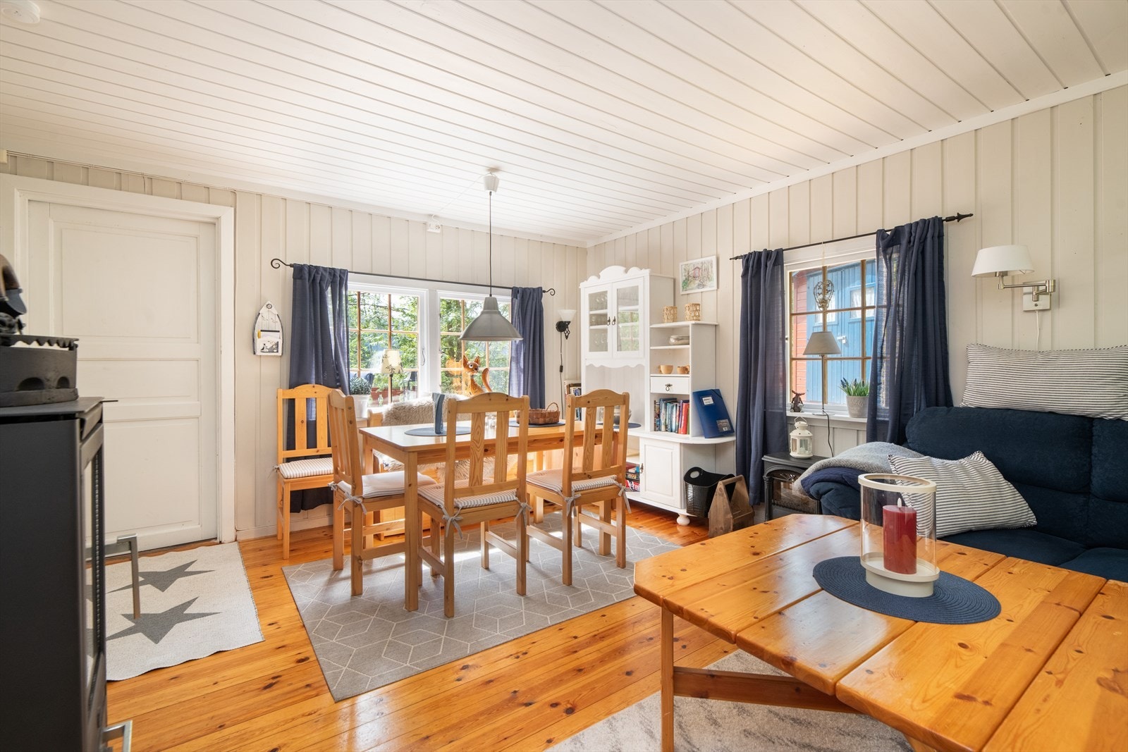 Inngangspartiet til hytta ligger i tilknytning til verandaen mot sør. Her kommer du inn i den romslige stuen, samt åpen tilkomst til kjøkkenet på høyre hånd. Galleribilde