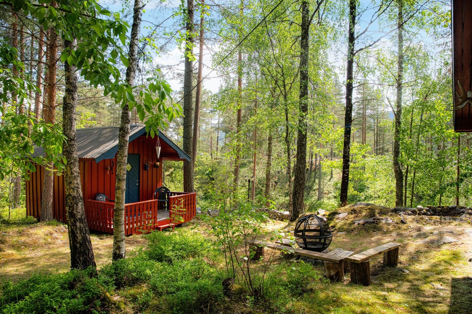 I tillegg har hytta et frittstående anneks oppført i ca. 2005 på ca. 9 kvm. Bygget mangler ferdigattest og derfor pt. ikke godkjent for varig opphold. Galleribilde