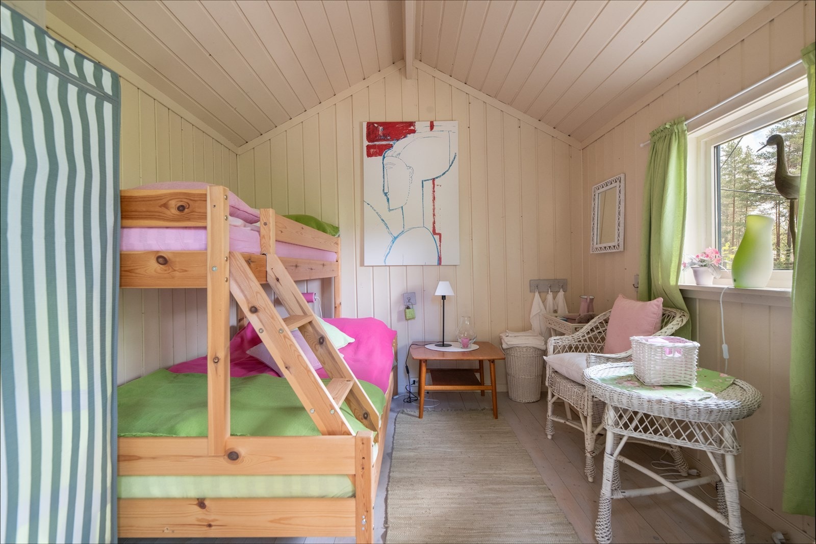 Annekset er innredet med en familiekøye og har tregulv, malte panel på vegger og i himling. I tillegg er det fin plass til lagring. Galleribilde