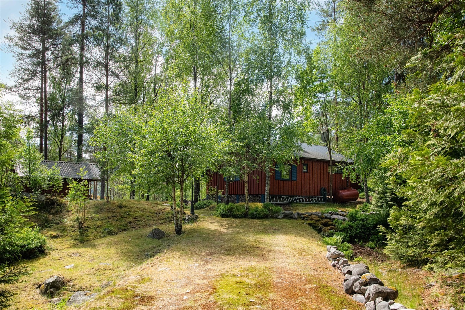 Eiendommen har en flott naturtomt omkranset av naturlig vegetasjon. Galleribilde