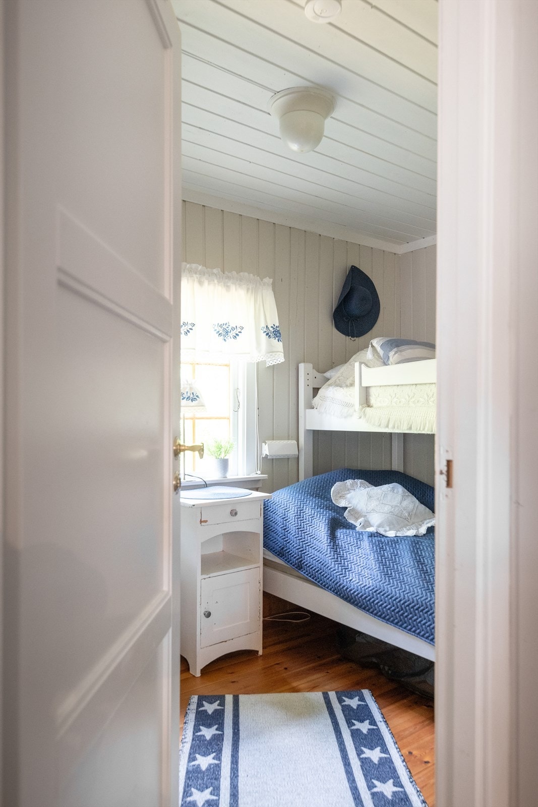 Inne i hytta er det to gode soverom, et med tilkomst fra stuen og et med tilkomst via kjøkkenet. Galleribilde