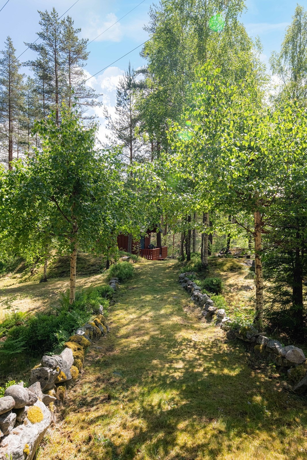 Fine uteområder rundt hytta hvor det er etablert flere uteplasser hvor roen kan nytes. Galleribilde