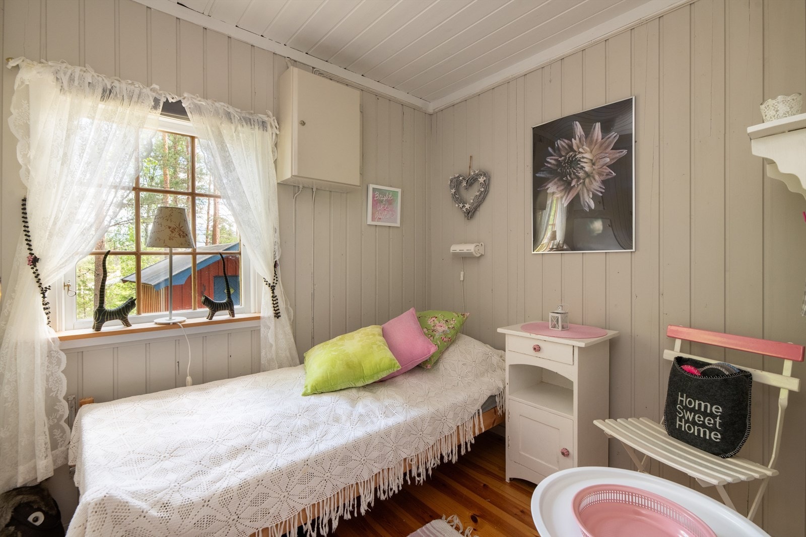 Det andre soverommet er i dag møblert med en enkeltseng. Her er også hyttas sikringsskap med automatsikringer. Galleribilde