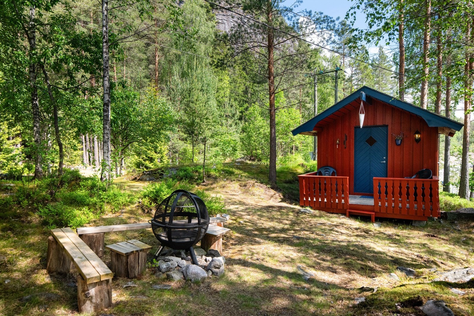 Eiendommen er godt utstyrt med møbler, inventar og hvitevarer som medfølger ved salg, med unntak av personlige eiendeler. Dette gir deg muligheten for å ta i bruk hytta med en gang. Galleribilde