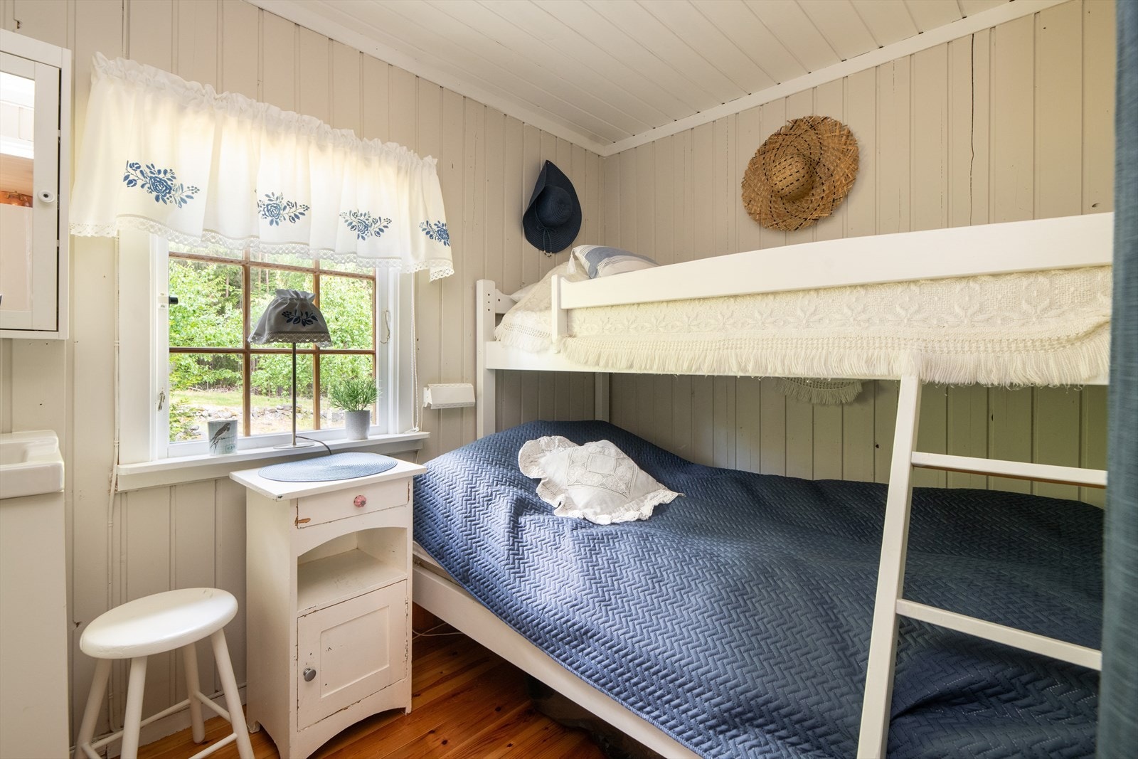 Soverommet ved stuen er det største hvor det er møblert med en familiekøye. Galleribilde