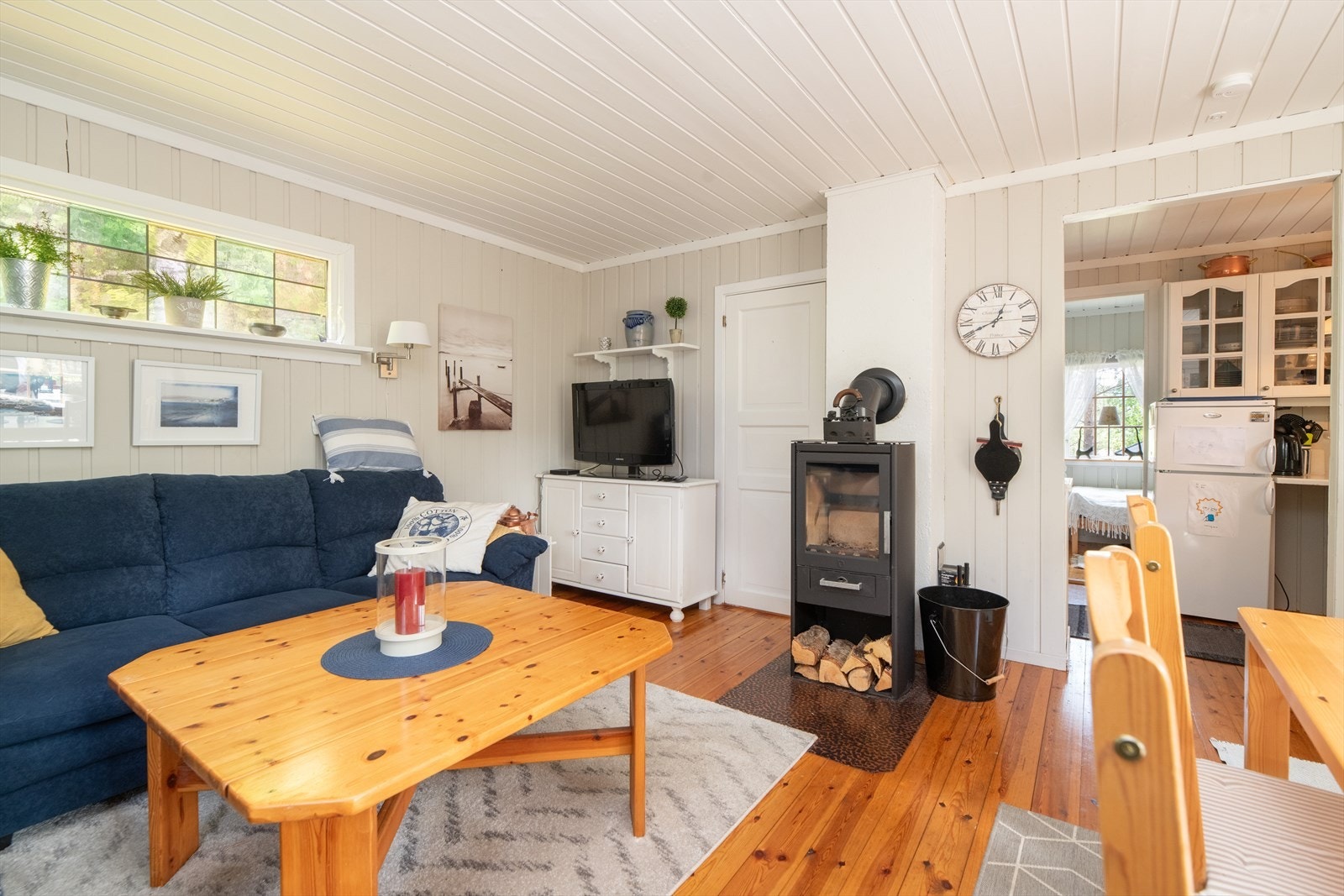 Stuen har vindusflater i flere himmelretninger, som gir fint gjennomlys. Galleribilde