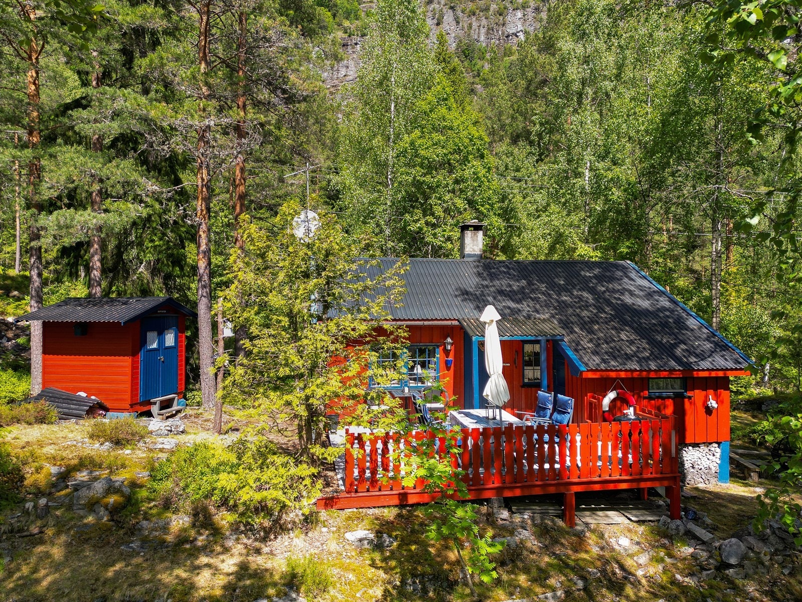 Verandaen er romslig hvor det er god plass til utemøblement. Galleribilde