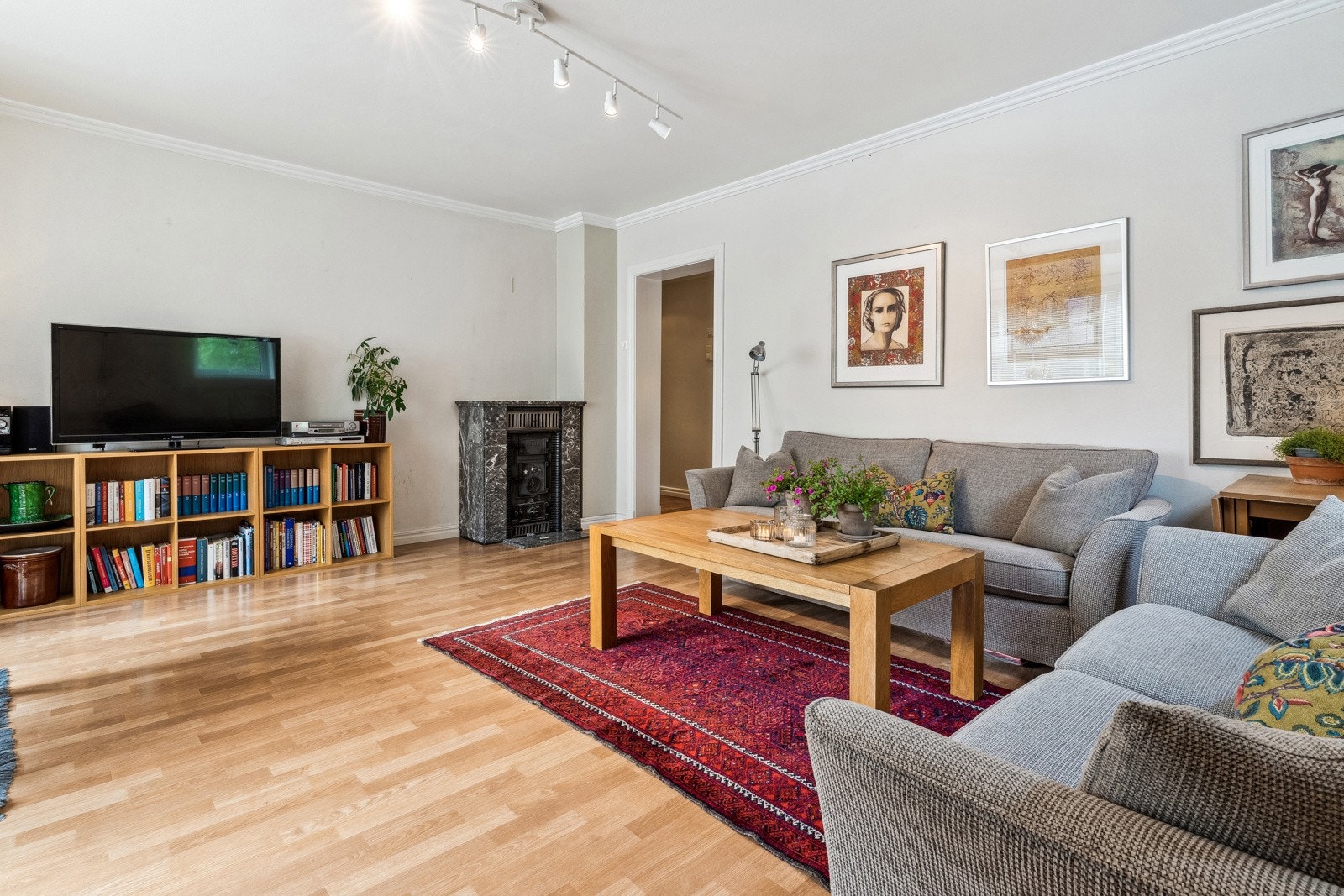 Stue av god størrelse med plass til sofagruppe samt sofabord og tv-møblement. Galleribilde