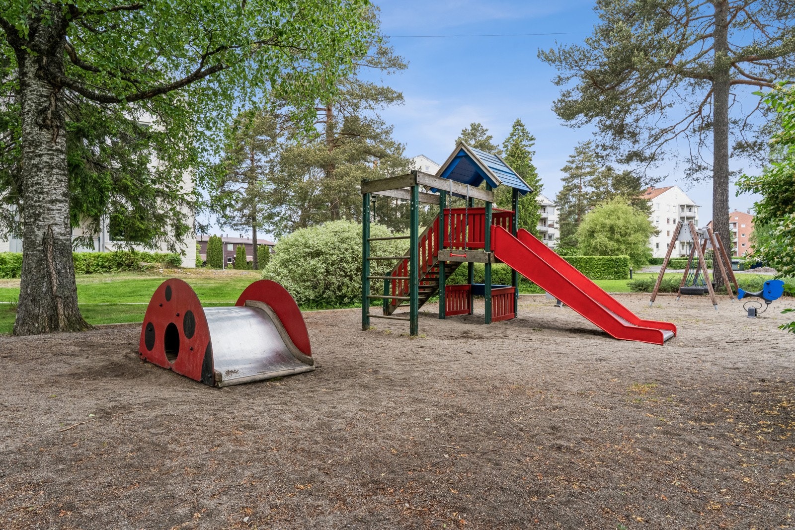 Uteområdet disponerer en lekeplass. Galleribilde