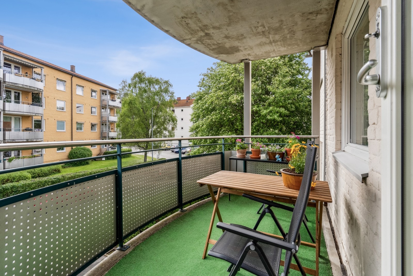 Utgang til balkong fra stue Galleribilde