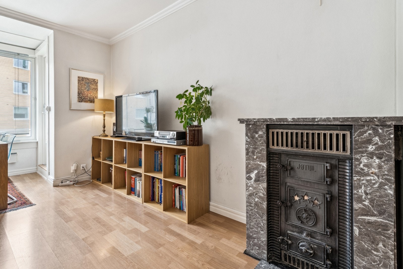 I stuen er det en peis som varmer godt på kalde vinterdager og skaper god atmosfære. Galleribilde