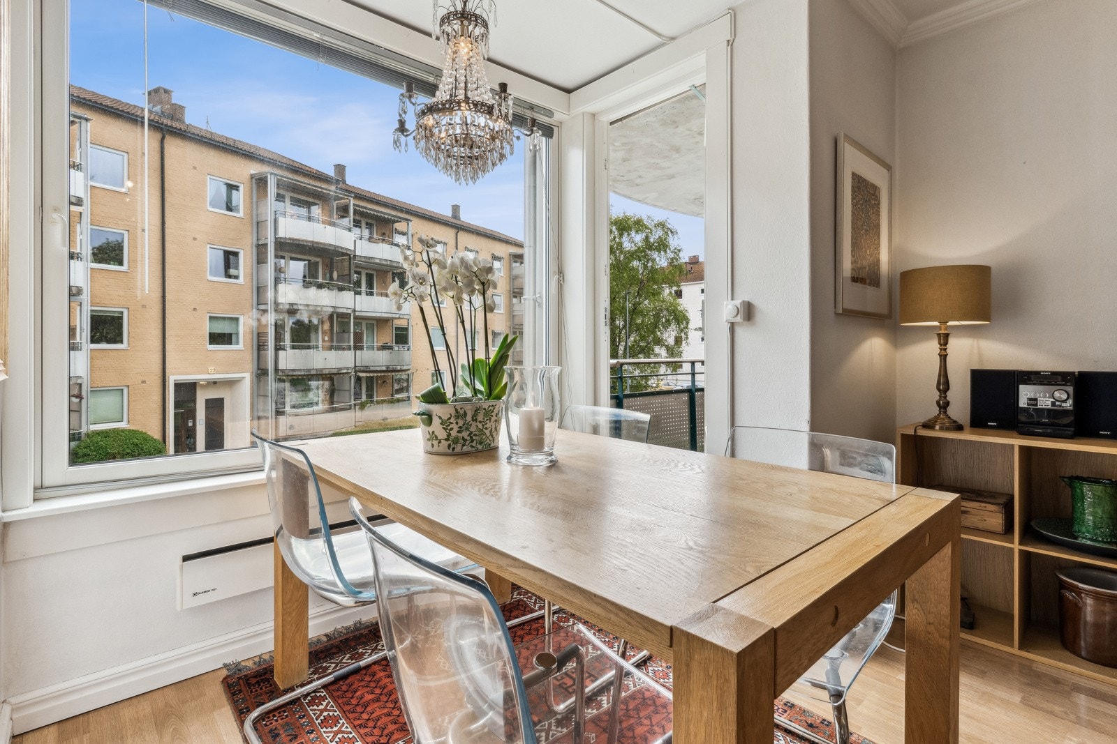 Spiseområde med rikelig av naturlig lys fra store vinduer. Galleribilde