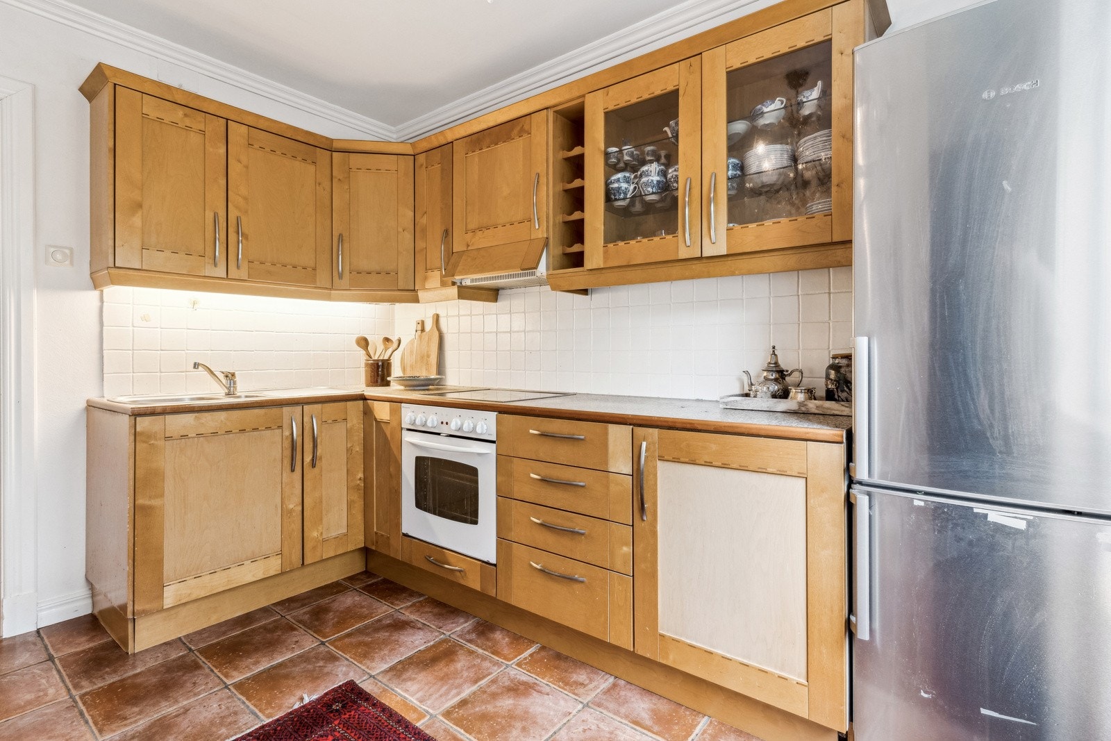 Kjøkkenet disponerer god benk- og skapplass. Galleribilde