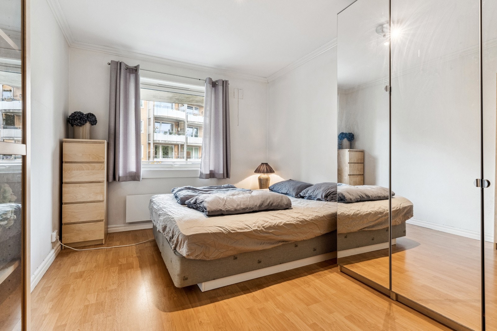 Stort hovedsoverom med plass til dobbeltseng og tilhørende nattbord. Samt gode oppbevaringsmuligheter for klær i et romslig garderobeskap. Galleribilde