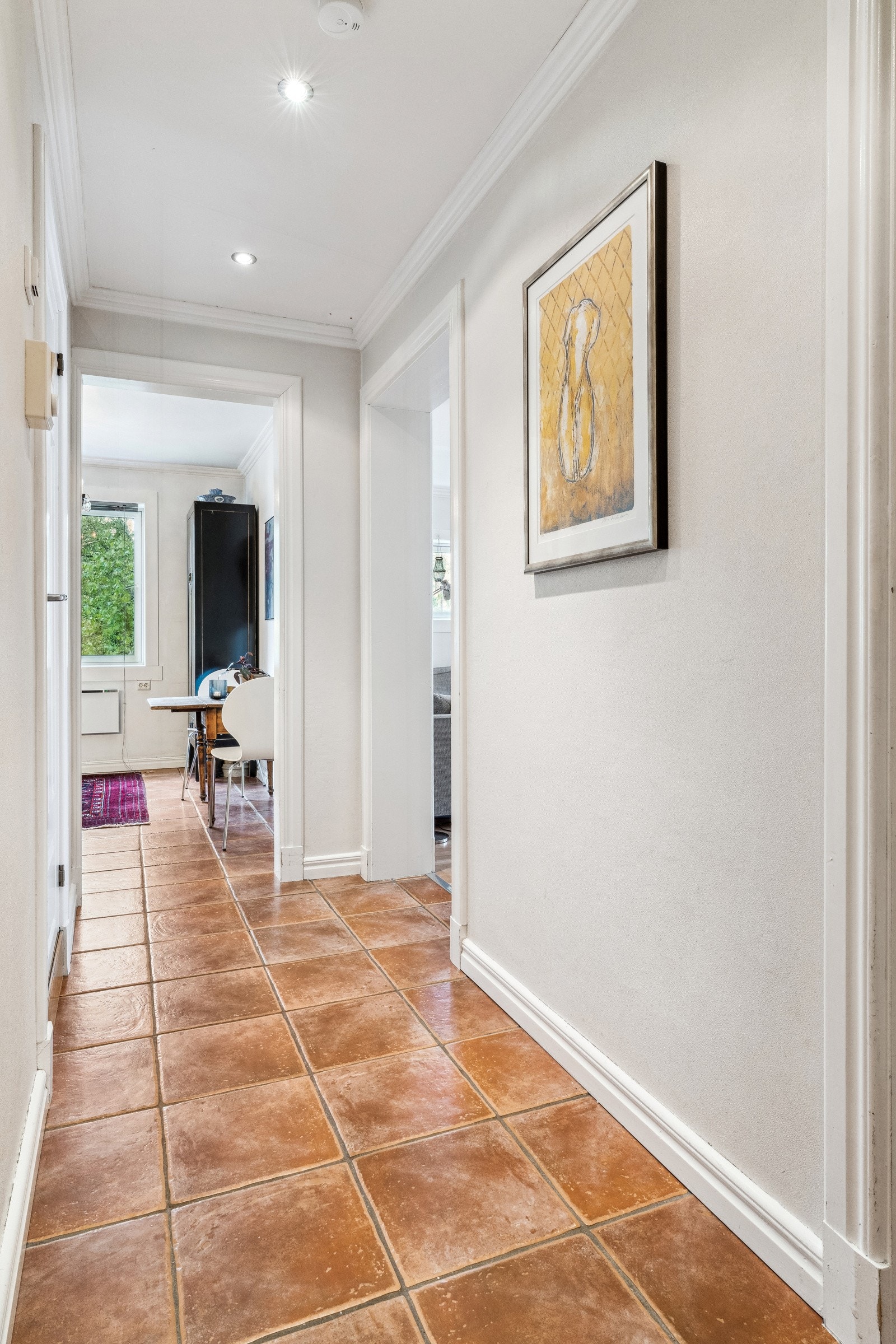 Lun og innbydende entré som ønsker deg velkommen inn i boligen. Her er det plass til å henge fra seg yttertøyet Galleribilde