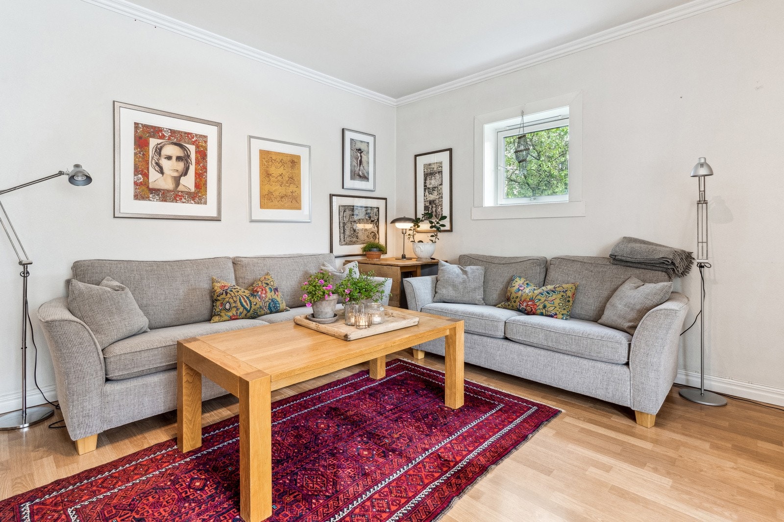 God planløsning i stue som gjør møbleringsjobben enkel. Galleribilde