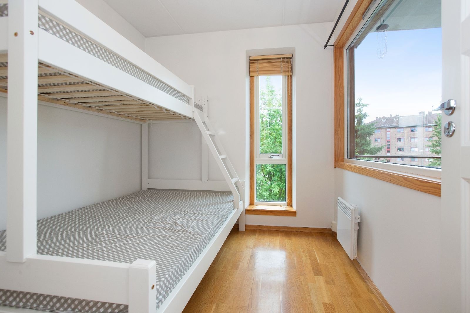 Soverom 2 vendt mot gårdsrom. Seng kan tas ut. Galleribilde