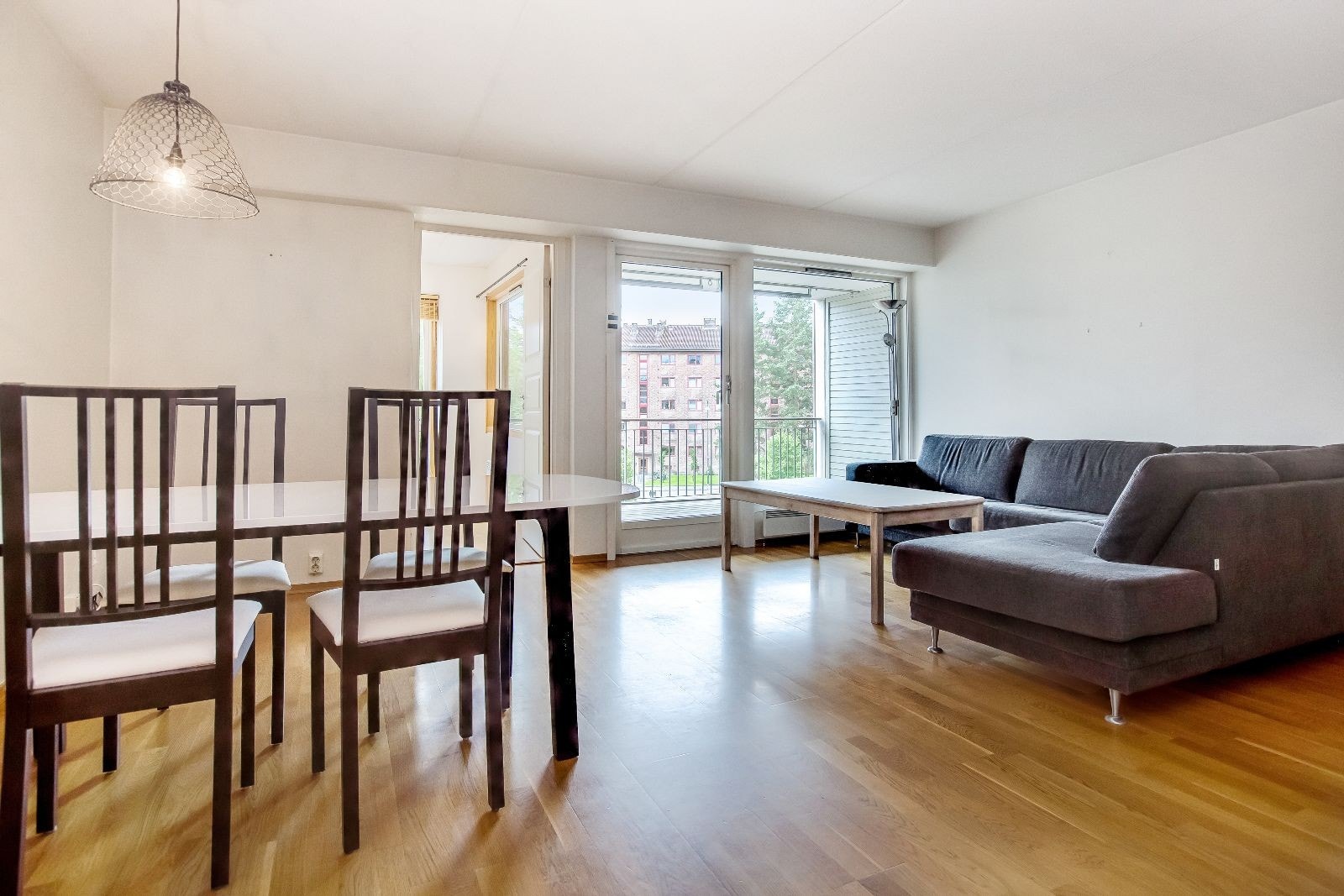 Stue med utgang til balkong, møbler kan tas ut Galleribilde