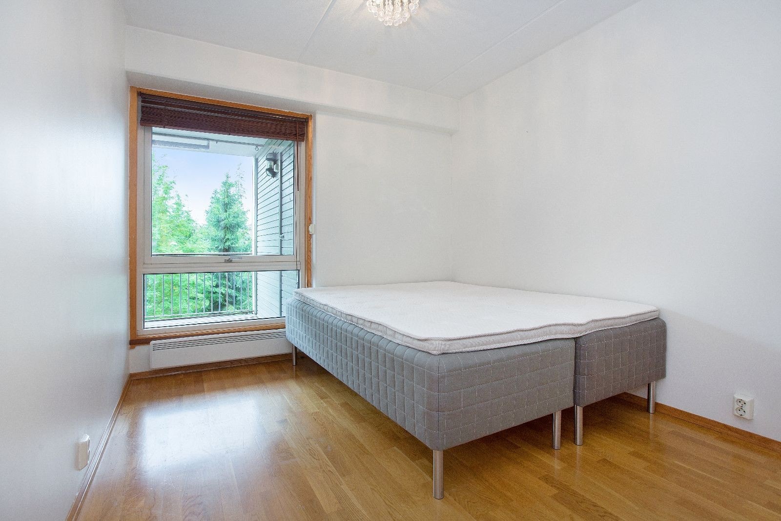 Hovedsoverom med garderobeskap. Seng kan fjernes. Galleribilde