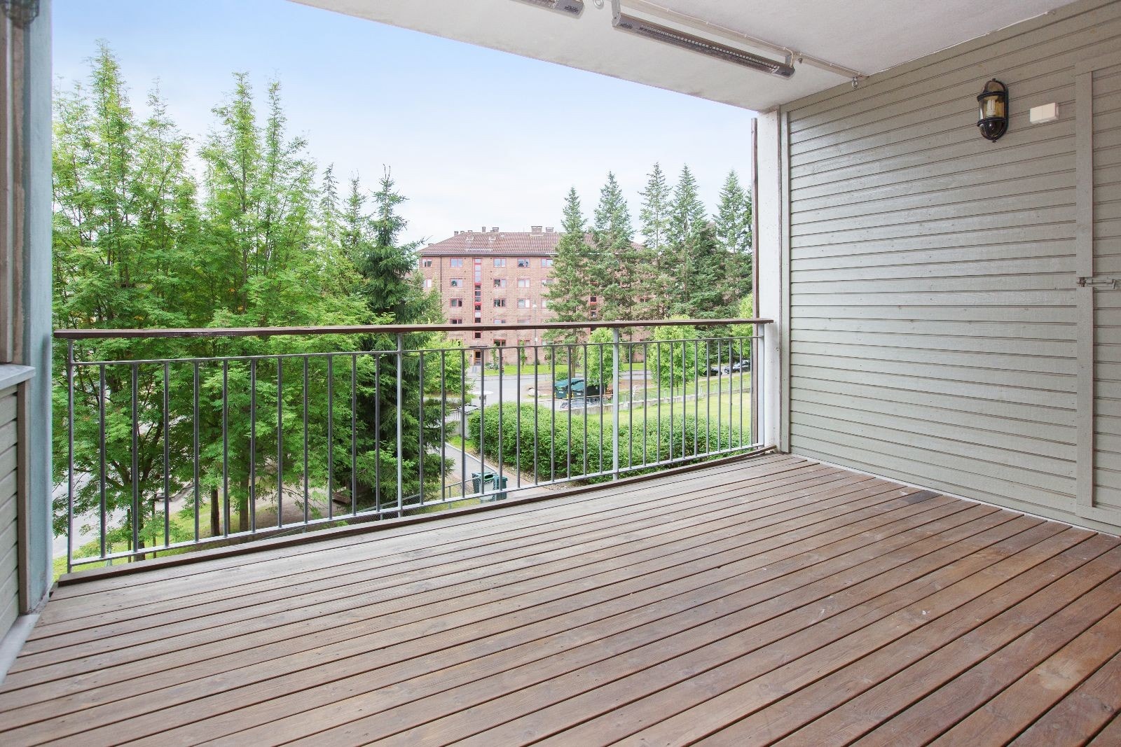 Stor balkong (ca 12 kvm) mot rolig gårdsrom Galleribilde