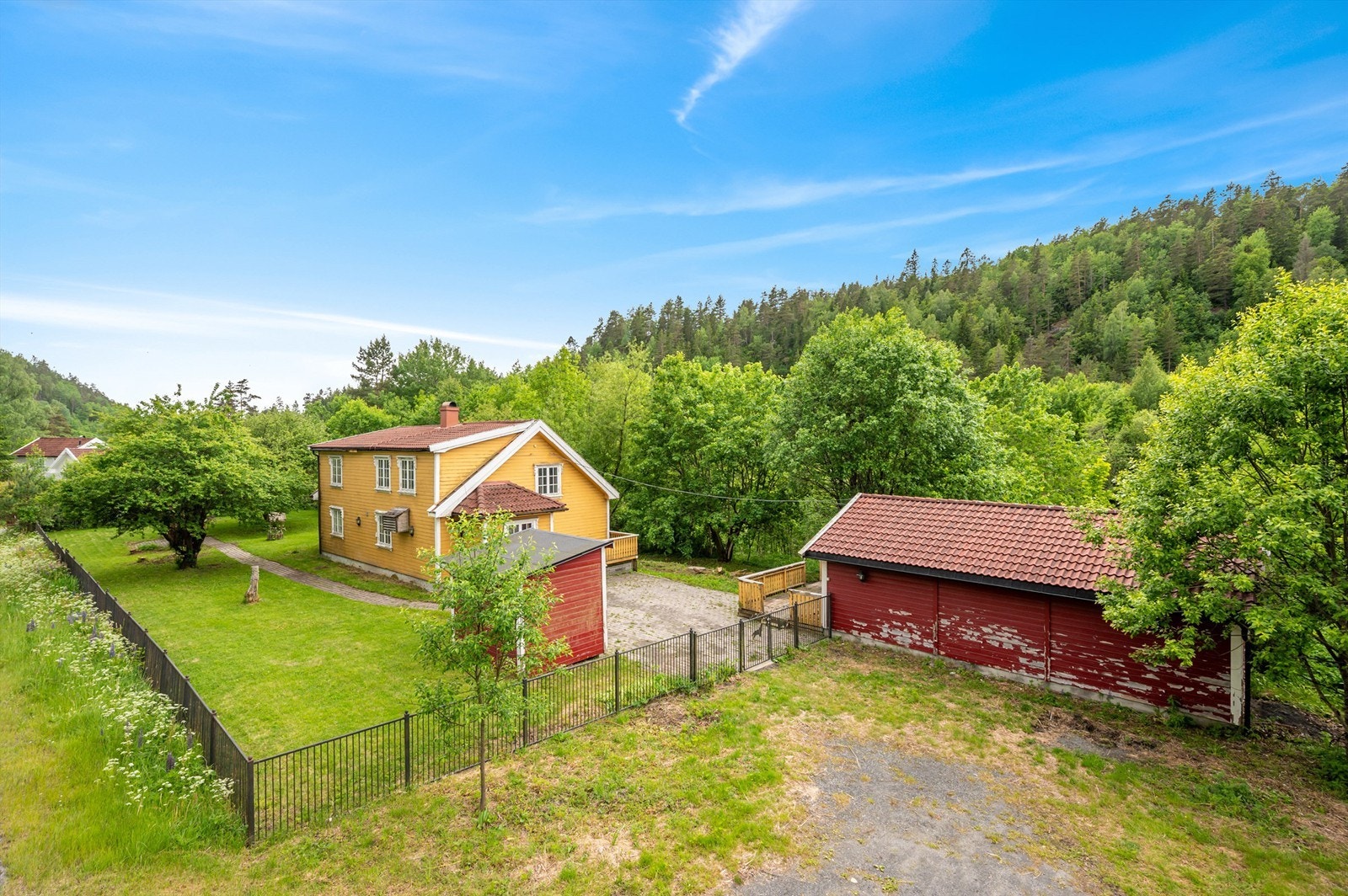 Romslig eiendom grensende mot frodig natur og grøntområde Galleribilde
