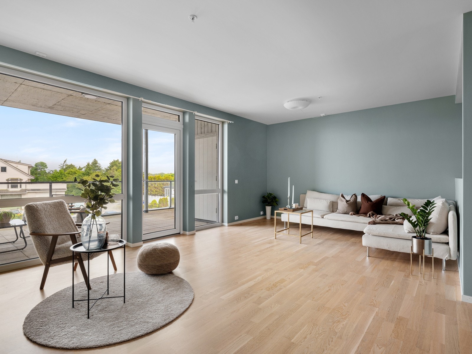 En moderne og innbydende leilighet med gjennomtenkte løsninger og stilrent design. Perfekt for deg som ønsker en svært sentral, men samtidig rolig beliggenhet. Galleribilde