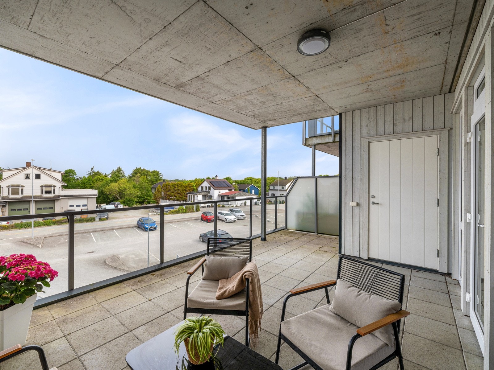 Fra stue/kjøkken er det utgang til terrasse/balkong. Det er mulighet for innglassing av terrasse/balkong Galleribilde