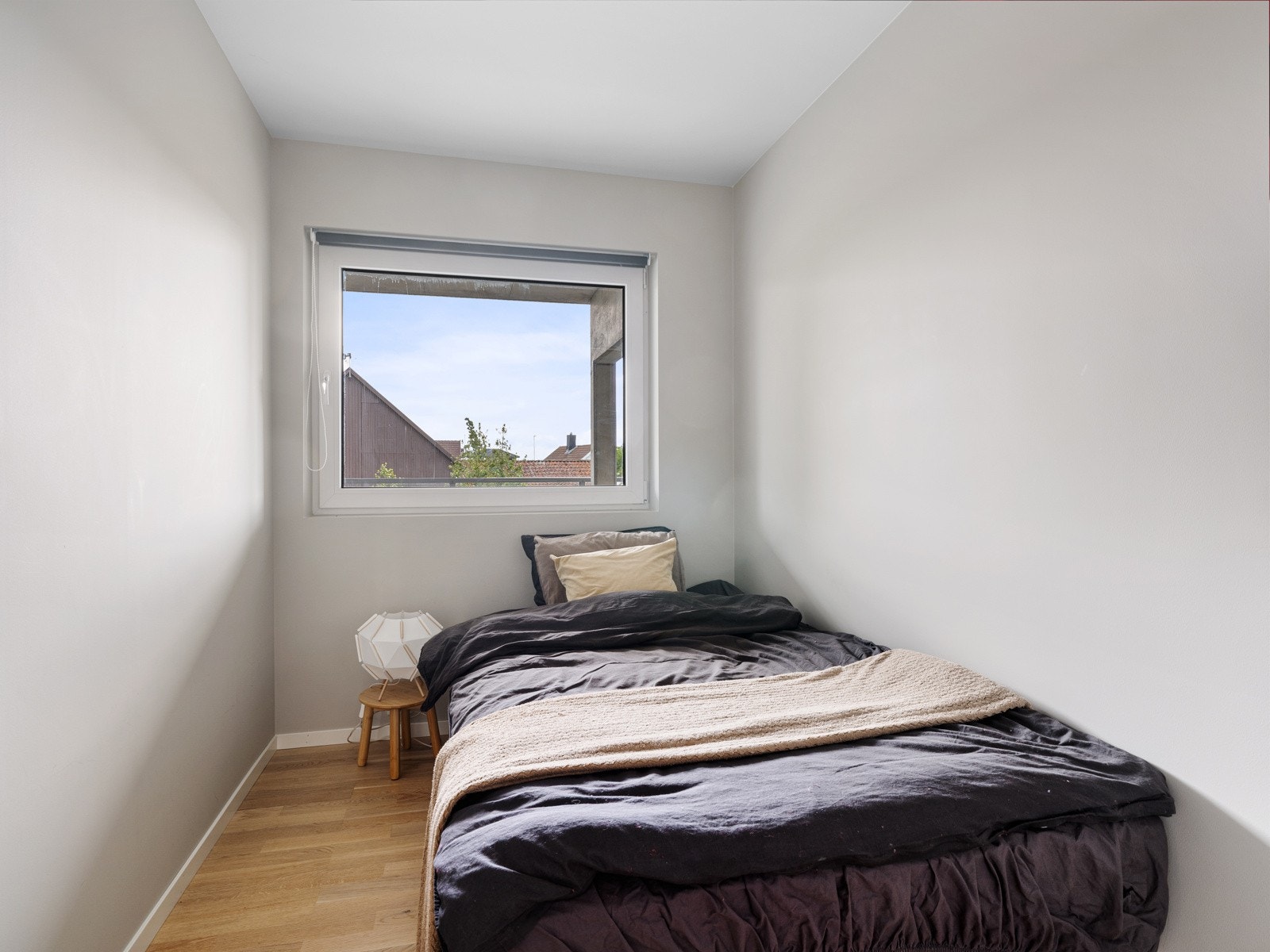 Soverom nummer to benyttes i dag som gjesterom, men egner seg også godt som kontor eller barnerom. Galleribilde