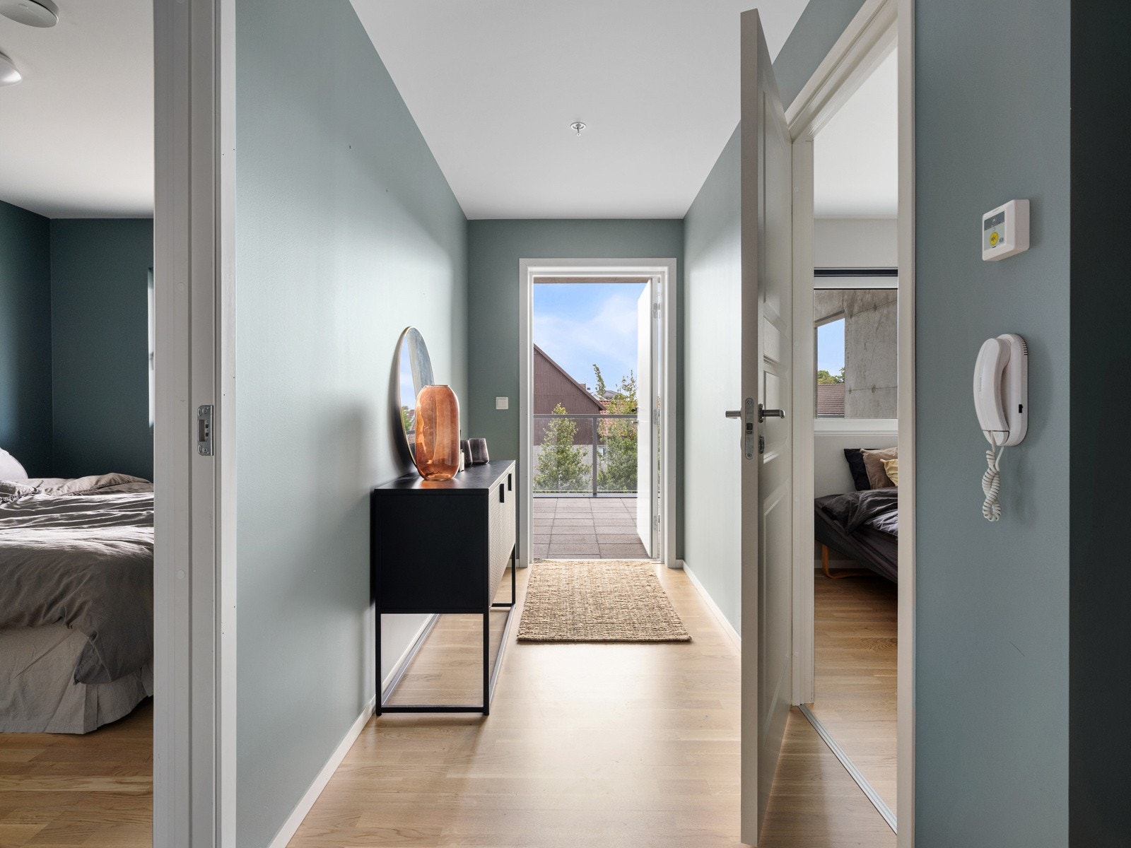 Entreen gir et moderne og stilrent førsteinntrykk. Her er det god plass til oppbevaring av yttertøy og sko, perfekt for å holde inngangen både praktisk og ryddig. Galleribilde