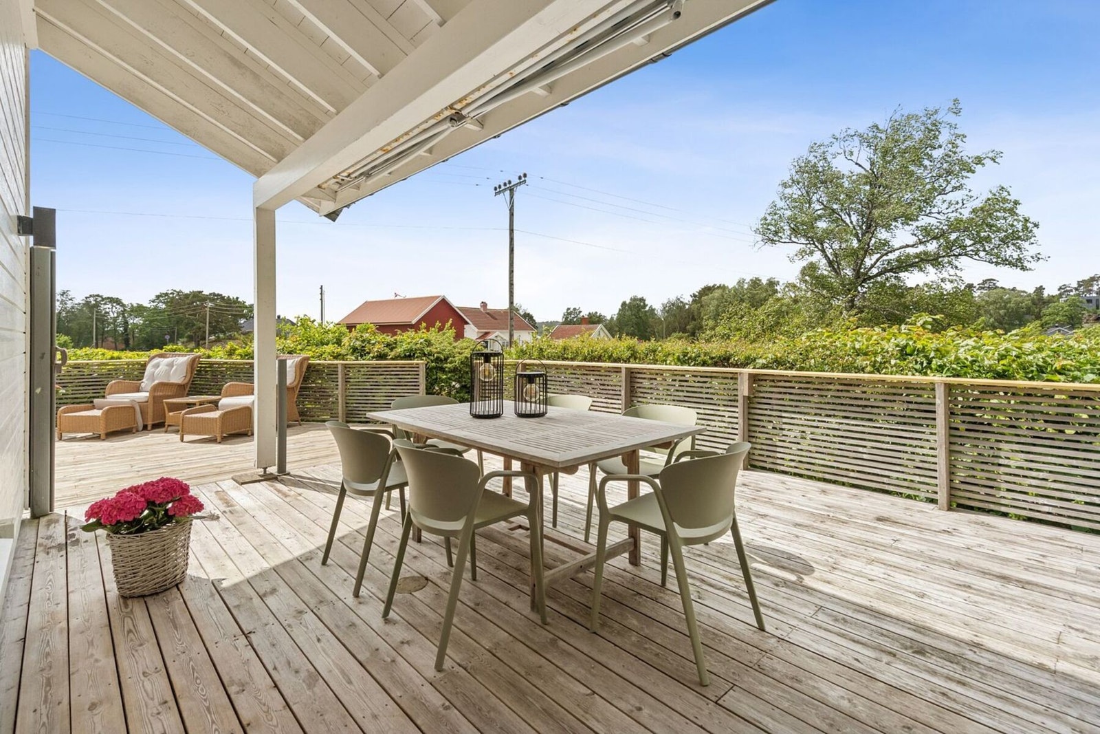 På dagen kan man trekke mot denne siden ved kjøkkenet hvis man ønsker litt skygge. Galleribilde