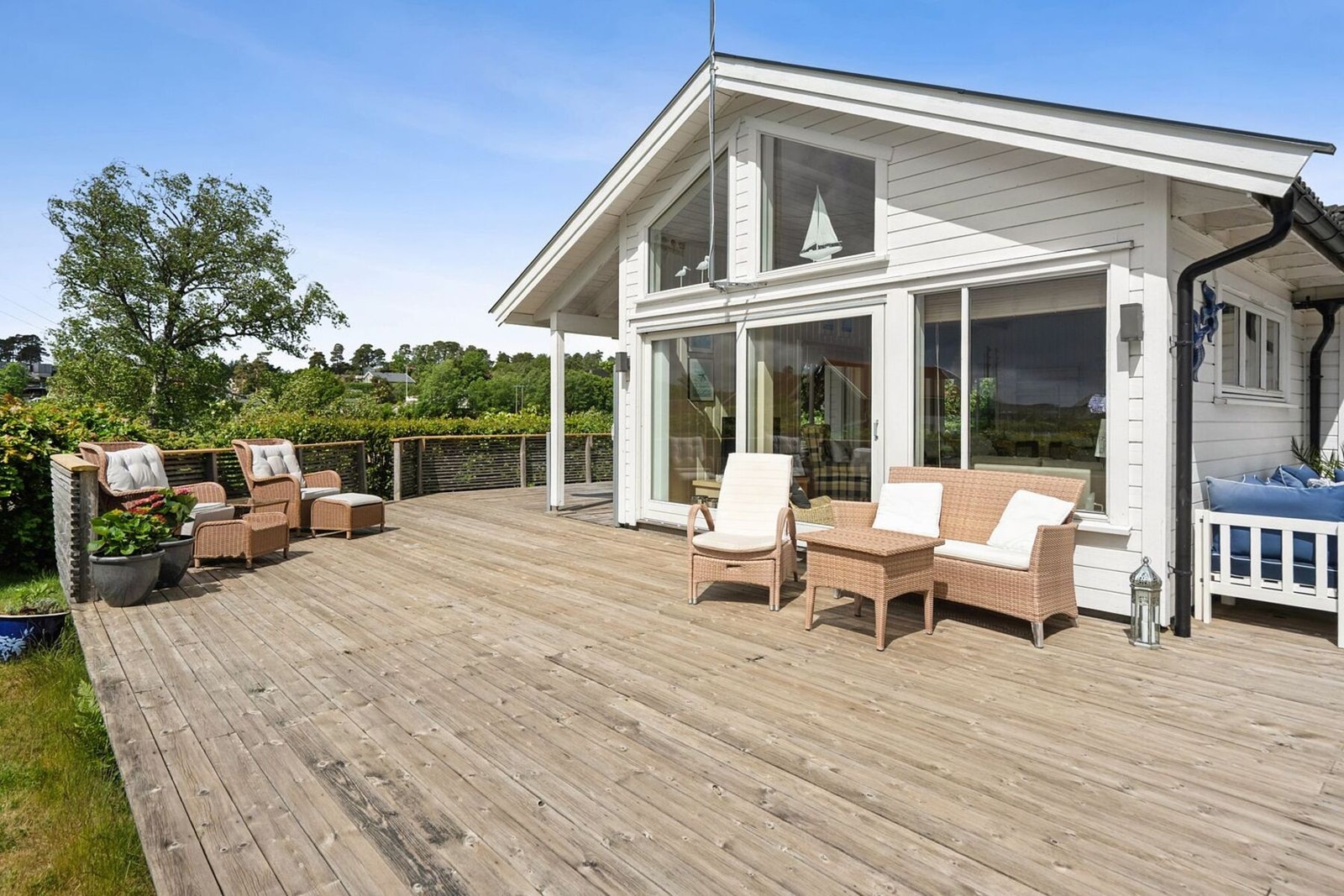 På den 120 kvm store terrassen har man sol hele dagen. Det er utgang fra både stuen og kjøkkenet. Galleribilde