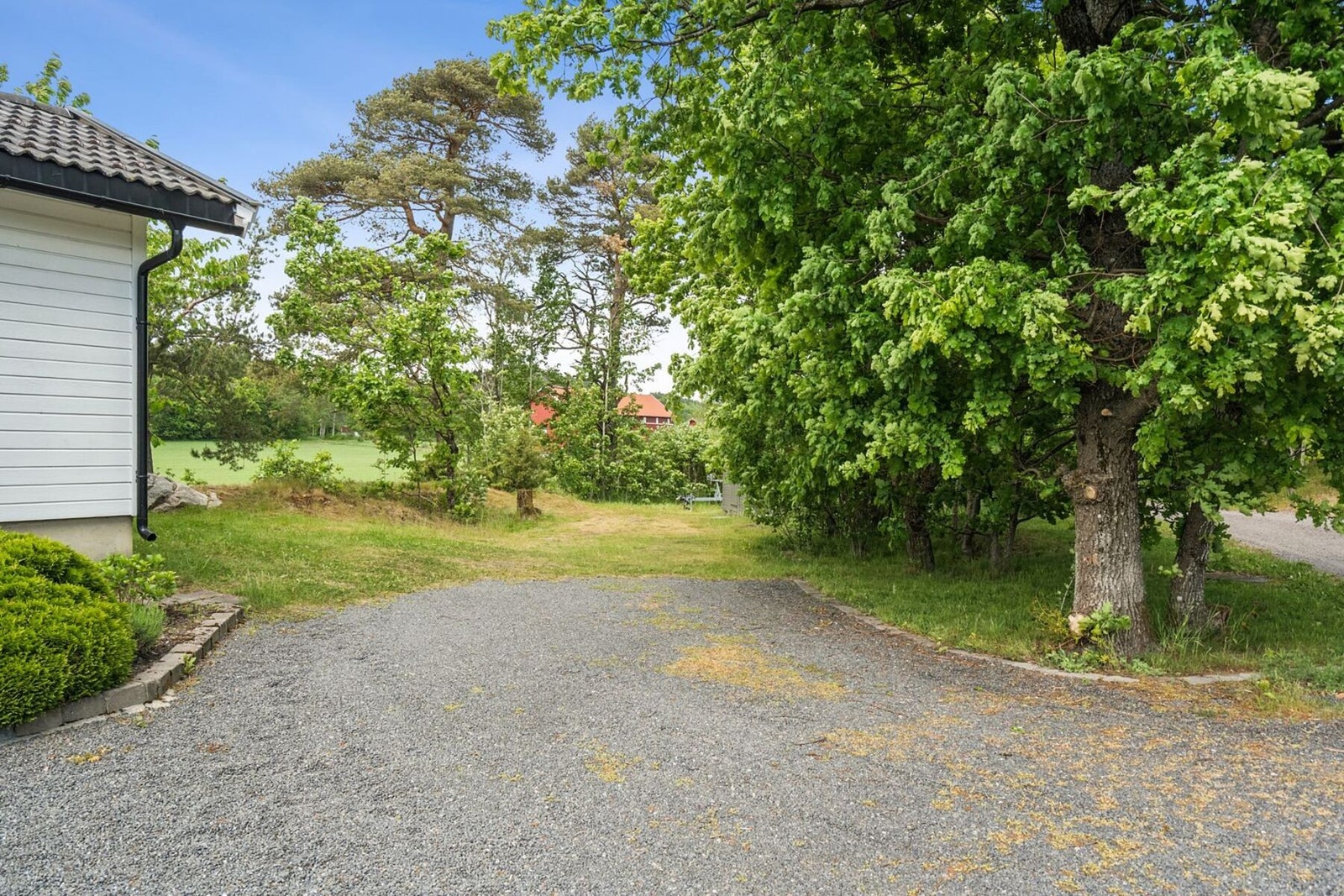 Det er plass til flere biler i gårdsplassen. Galleribilde