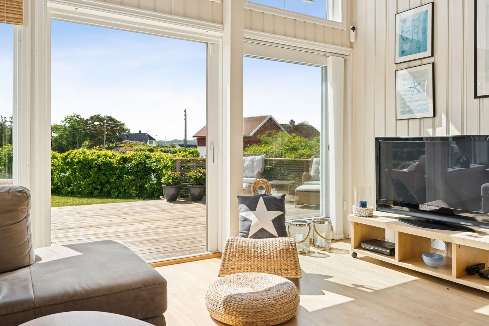 Stuen har utgang til terrassen og ved å åpne denne får du en forlengelse av stuen. Galleribilde