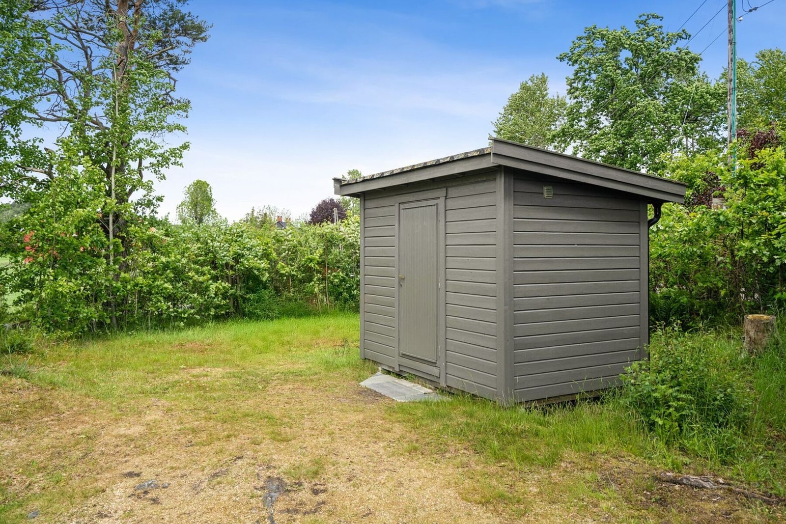 En utebod er alltid kjekt å ha for oppbevaring av hageredskaper og annet. Galleribilde