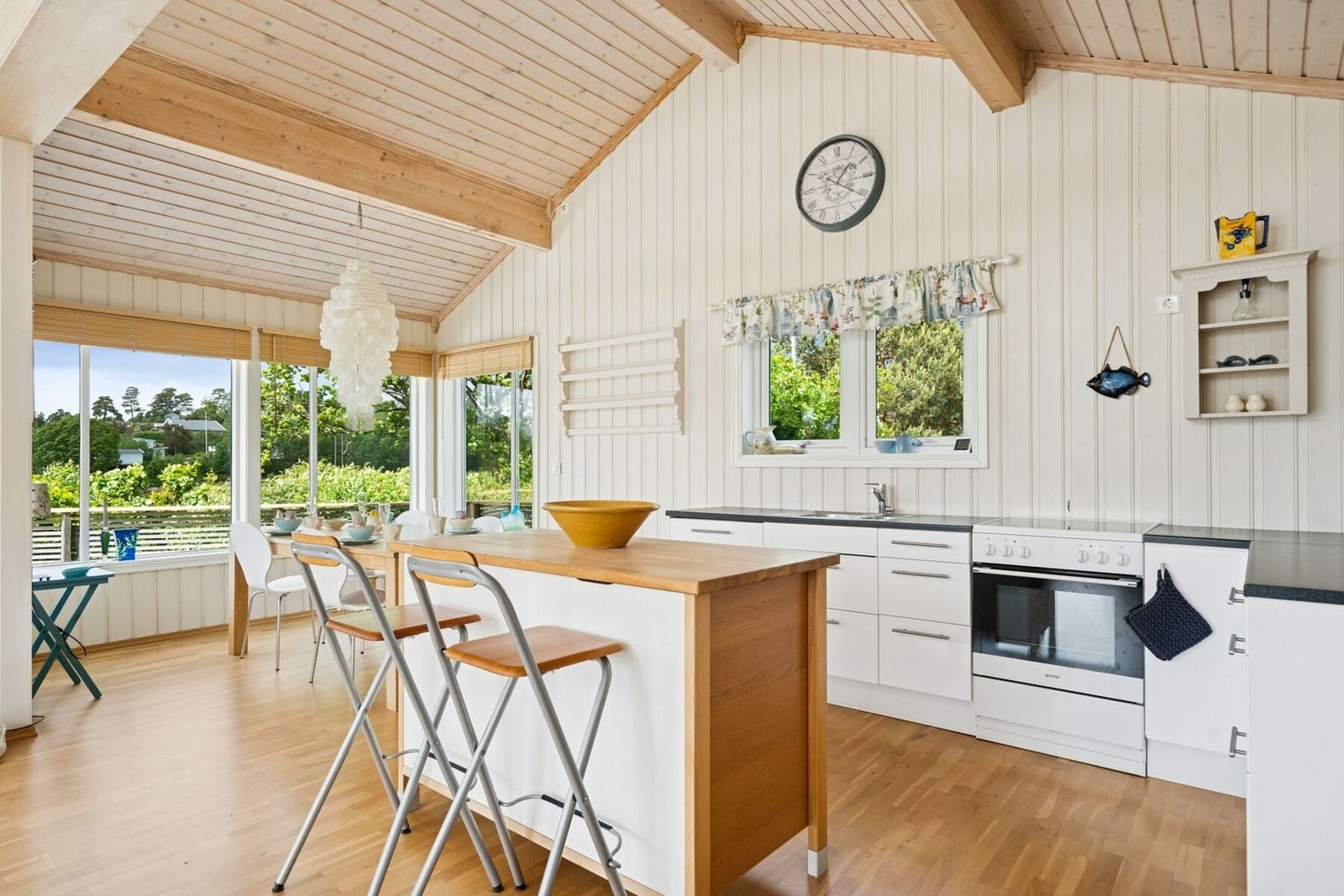 Store vinduer slipper inn godt med lys på kjøkkenet også. Galleribilde